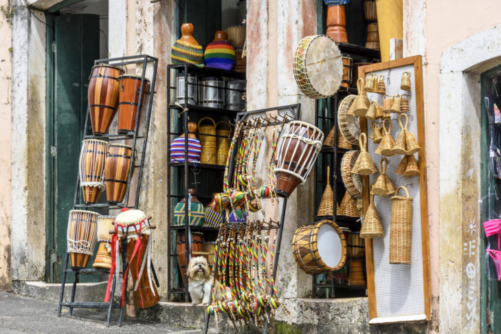 O bairro é um lugar vibrante e colorido, onde a música e a dança estão presentes em todos os cantos.