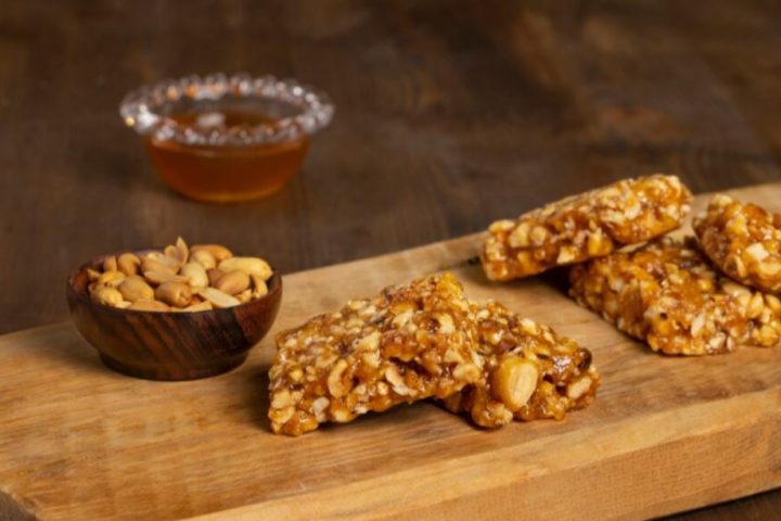 Pé-de-Moleque: O nome pé-de-moleque tem origem incerta. A interpretação mais aceita vem do aspecto irregular e endurecido do doce, semelhante ao chão áspero das ruas antigas, que também recebia esse nome.