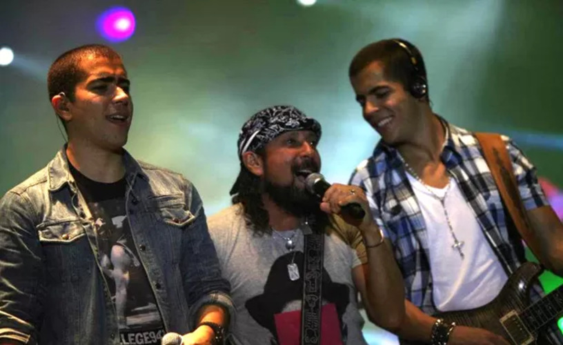 No ano anterior, lançou o Tiranossauro Rex, o mais sofisticado trio elétrico do país. Batizado como o "Predador da Tristeza", o novo trio da banda Chiclete com Banana teve um design arrojado e futurista.