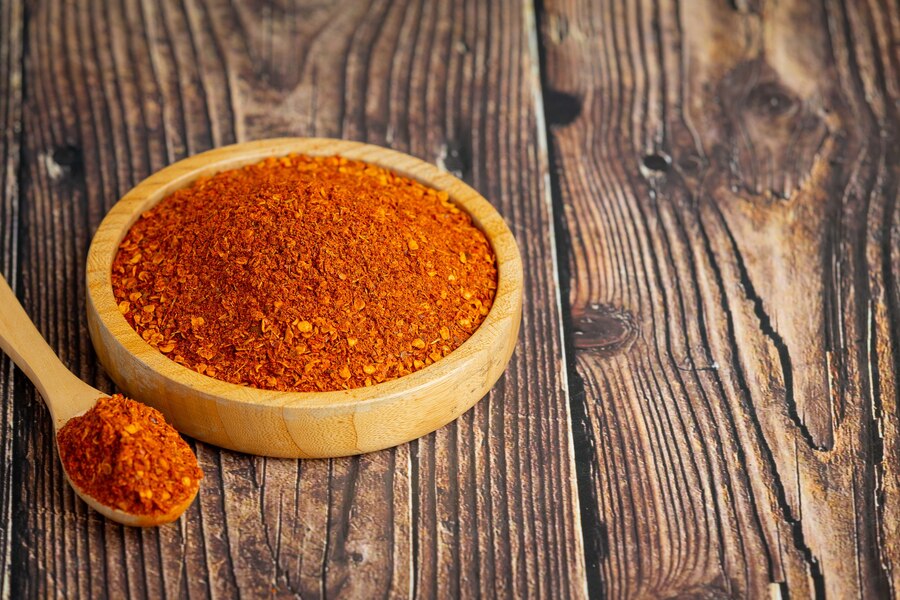 A fraude é facilitada pela dificuldade de detectar adulterações em produtos em pó. Essas práticas podem afetar o sabor e a qualidade da pimenta, além de potencialmente comprometer a segurança alimentar.