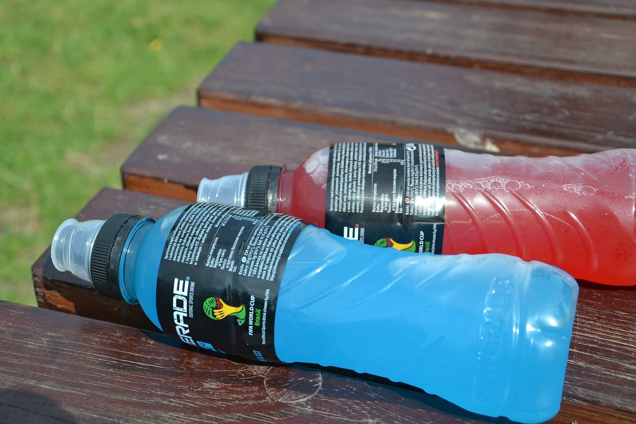 <p>Os melhores isotônicos para exercícios são aqueles com uma boa proporção de sódio, potássio e carboidratos, como Gatorade e Powerade. Bebidas isotônicas sem adição de açúcares excessivos, como Nuun ou Tailwind, também são eficazes</p>
