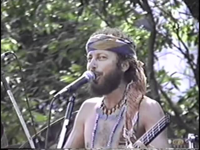 Era a oportunidade de tocar para um público diferente. Firmaram, então, contrato com o "Camaleão". É interessante enfatizar que em todos os blocos que a banda Chiclete com Banana passou como contratada fez grandes amigos e recebe visitas dos seus diretores, sempre mantendo um ótimo relacionamento com eles.