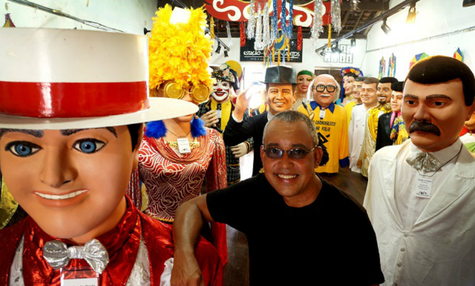 Silvio Botelho é considerado o principal mestre bonequeiro do carnaval de Olinda. De seu ateliê saem muitos dos bonecos que tomam as ladeiras da cidade no carnaval.