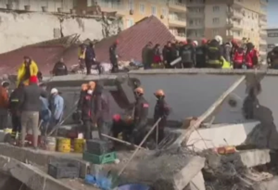 6/2/2023 - Mais de 50 mil pessoas morreram após um terremoto que atingiu dois países. O tremor, de magnitude 7,8, atingiu, de forma arrasadora, a região central da Turquia e o noroeste da Síria.-Reprodução de vídeo CNN