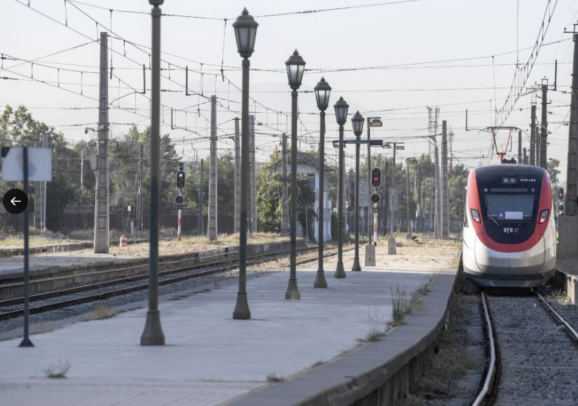 Operado pela Trenes de Chile, o trem conecta a capital Santiago à cidade de Curicó, na Região de Maule. Tem 4 carros e recebe 238 passageiros, com serviços de bordo, poltronas reclináveis, iluminação em LED e mesas individuais e centrais. 