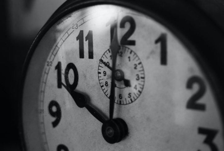 A última curiosidade envolve o fuso horário, ou seja, quem faz esse voo realiza uma espécie de “viagem no tempo”, porque, quando o voo parte do Chile, ele chega à Oceania no dia seguinte e, na volta, aterrissa no dia anterior à partida. Por exemplo, em um voo de 14 horas e com a diferença de 14 horas de fuso (sem horário de verão), quem decola de Santiago à 1h da manhã do dia 2 chega às 5h da manhã do dia 3 em Melbourne. Já no sentido contrário, ao sair de Melbourne no dia 5 às 13h, chega ao des