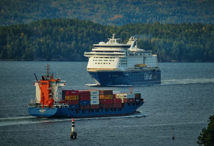 De acordo com dados do Banco Mundial, 90% do comércio global é feito por transporte marítimo. Localizam-se no continente asiático 20 dos 30 portos de maior movimento no planeta. 

