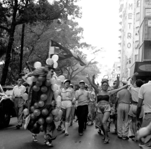 Colecionador brasileiro guarda acervo que conta a história do Carnaval do Rio