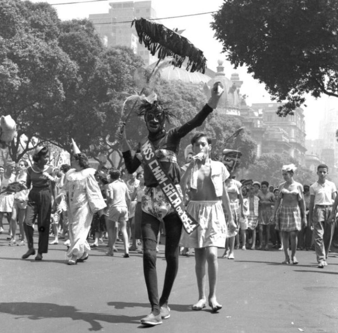 Colecionador brasileiro guarda acervo que conta a história do Carnaval do Rio