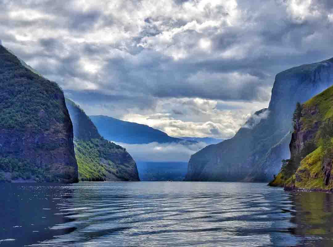 Fiorde de Sogn - Noruega - É o maior fiorde da Europa, e o segundo maior do mundo, superado somente pelo Scoresby Sund, na Groenlândia. Tem 205 km de extensão, desde Skjolden até Solund. Alcança até 1.308m de profundidade. As falésias à margem do fiorde alcançam cerca de 1.000m de altitude. Povoados formados no percurso se ligam uns aos outros por barcos.