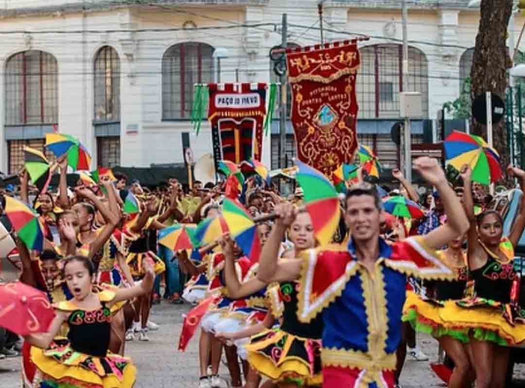 O frevo nasceu da junção da capoeira. Ela foi  utilizada inicialmente como arma de defesa dos passistas que remete diretamente à luta, resistência e camuflagem, herdada da capoeira e dos capoeiristas, que faziam uso de porretes ou cabos de velhos guarda-chuvas como arma contra grupos rivais.