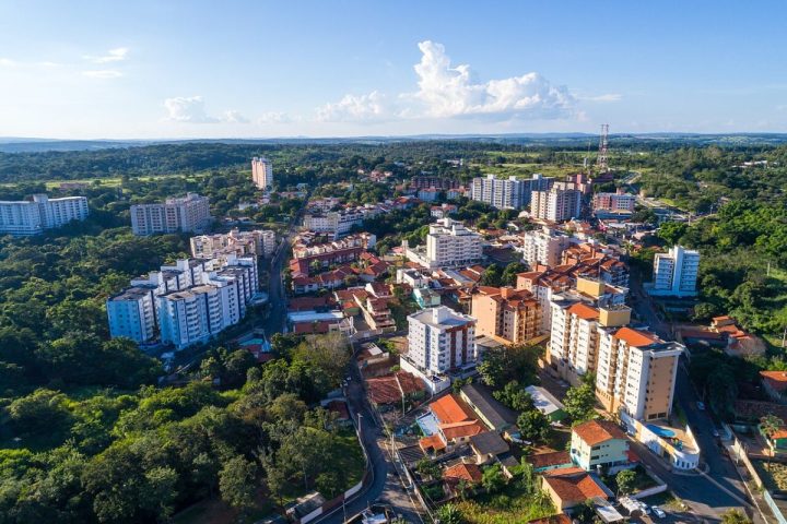 A origem do município está diretamente relacionada às fontes termais descobertas ainda no período colonial, quando bandeirantes, tropeiros e exploradores que atravessavam o interior do Brasil em busca de ouro, pedras preciosas e novas rotas comerciais registraram a existência das águas quentes muito antes da formação urbana da região. Durante décadas, o local permaneceu pouco povoado e serviu principalmente como ponto de descanso para viajantes. 