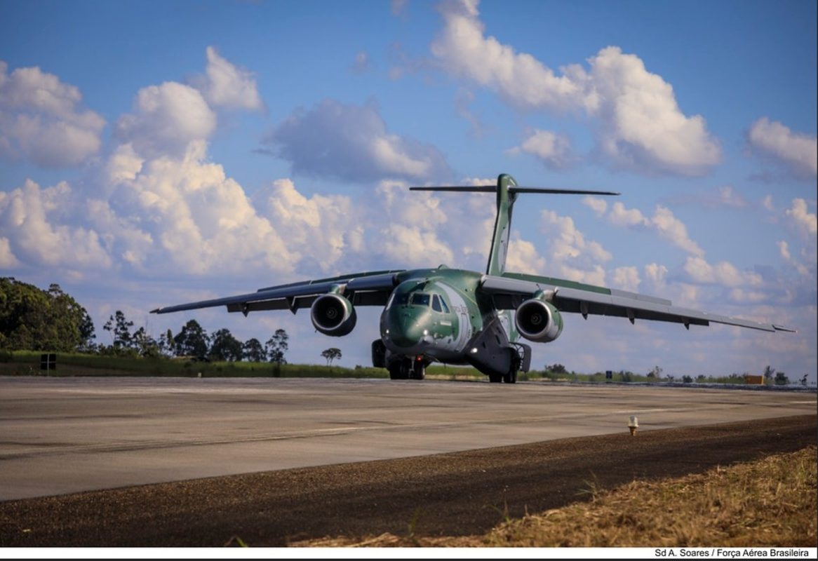 De acordo com o levantamento da empresa, no Brasil hÃ¡ 195 helicÃ³pteros, 46 caÃ§as, 206 aviÃµes de treinamento, 111 de transporte, 72 de ataque, 24 de missÃ£o especial e dois aviÃµes-tanque.