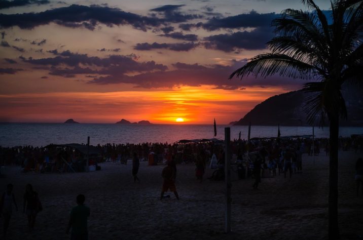 Pôr do sol na praia de Ipanema
