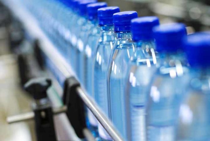Estudos descobrem altos níveis de microplásticos em garrafas de água mineral