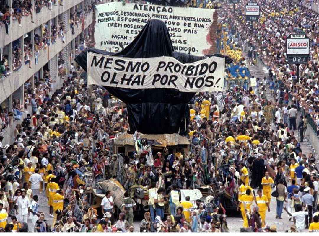<p>Em 1989, Joãosinho Trinta foi o criador de um dos momentos mais emocionantes da Marquês de Sapucaí. O “Cristo Mendigo” pela Beija-Flor, cercado por uma enorme ala de esfarrapados deixou o público em êxtase. A escola levou para a avenida duas comissões de frente, uma formada por mendigos (o lixo) e outra mais adornada de plumas e paetês (o luxo). </p>
