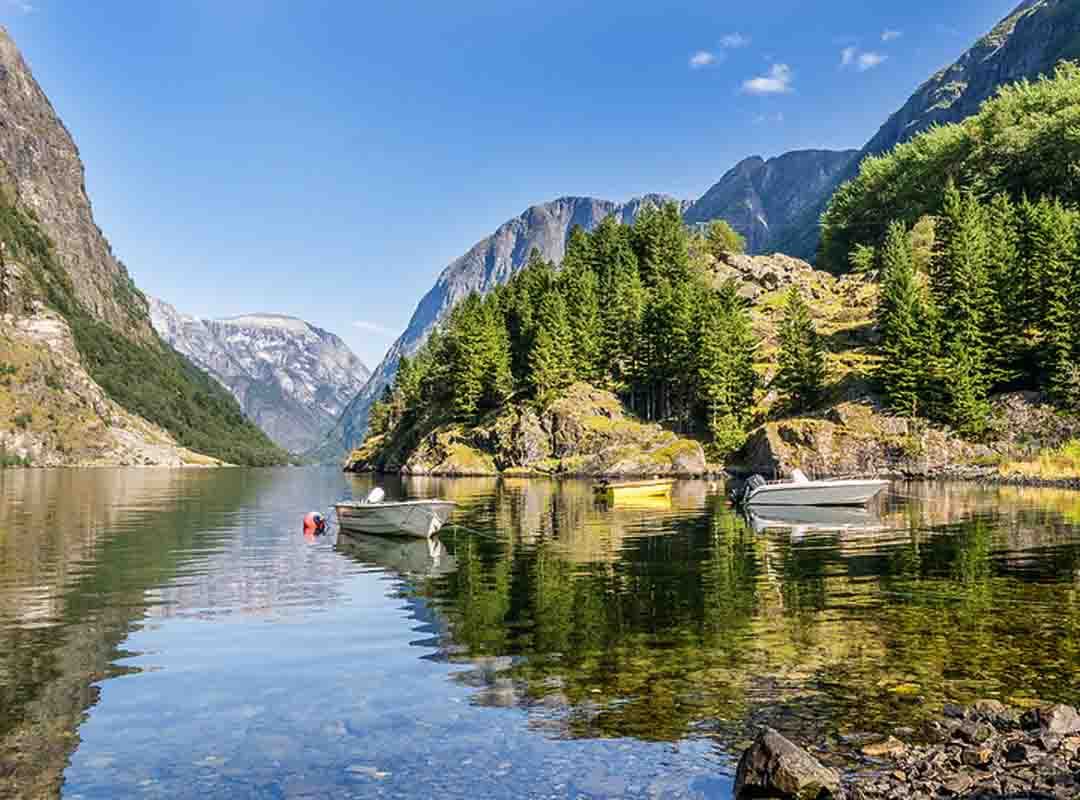 Fiorde Naeroy - Noruega - Situado na comuna de Aurland, em Sogn og Fjordane, tem 20 km de extensão e é uma ramificação do fiorde Sogn. Suas rochas íngremes se erguem até 1400m acima do nível do mar e descem até 500m de profundidade. Seu   ponto mais estreito tem 250m de largura. Há várias quedas de água no percurso.