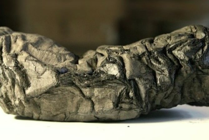 Pesquisadores decifram pergaminho queimado de 2 mil anos