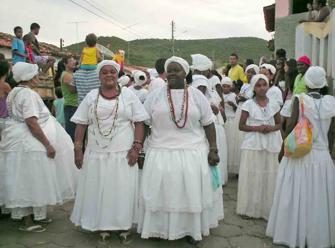 <p>Segundo a Associação Nacional das Baianas de Acarajé e Mingau, Receptivos e Similares (ABAM), aliás, só em Salvador existem cerca de 3,5 mil baianas. No Brasil, aproximadamente 10 mil pessoas trabalham na atividade, sendo 90% mulheres. Esses números revelam a força da tradição.</p>
