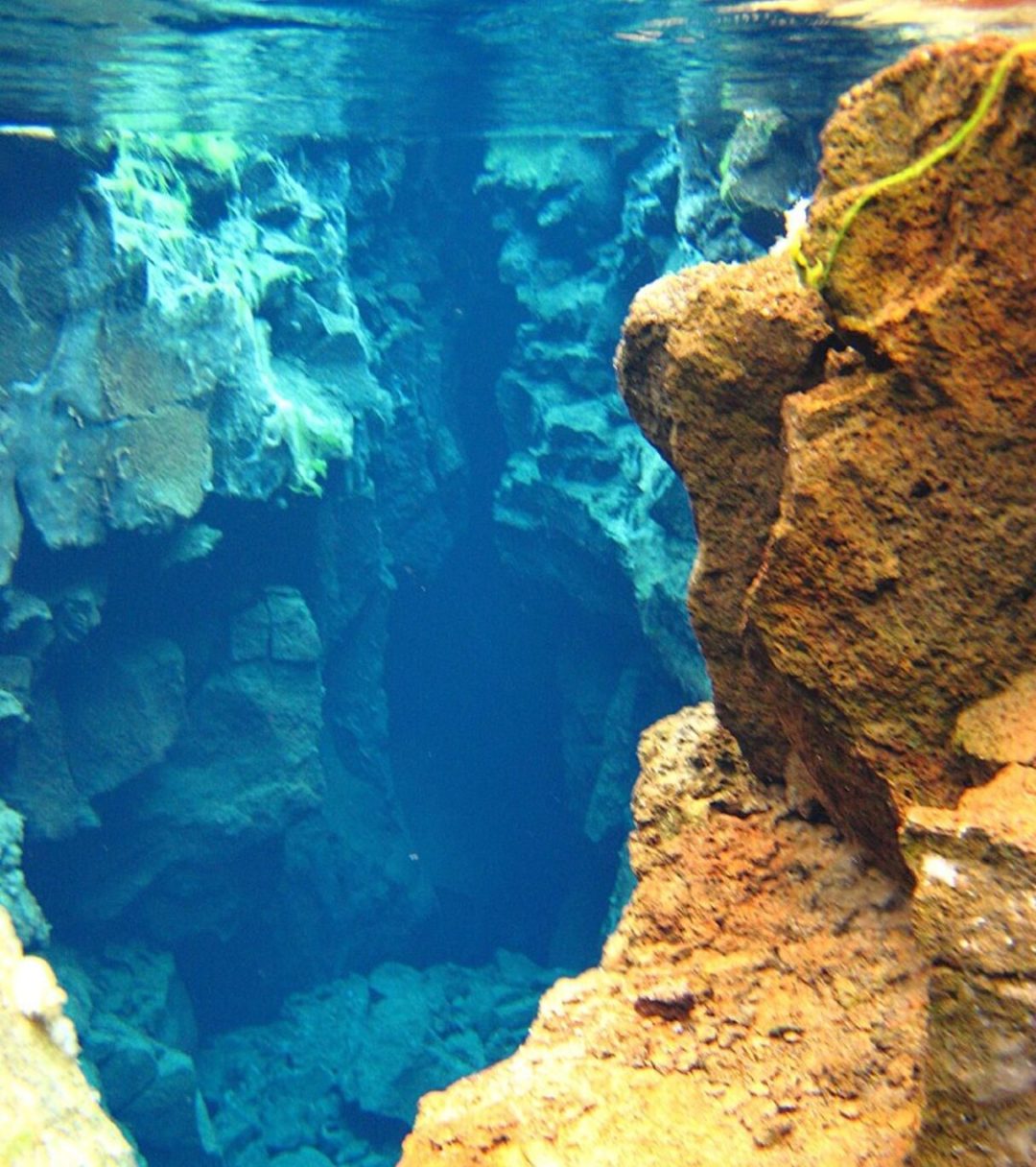A água de Silfra é filtrada por lava vulcânica por quase 100 anos, resultando em uma visibilidade subaquática de até 100 metros. A água é tão pura que os visitantes podem beber diretamente da fenda!-Guillaume Baviere wikimedia commons