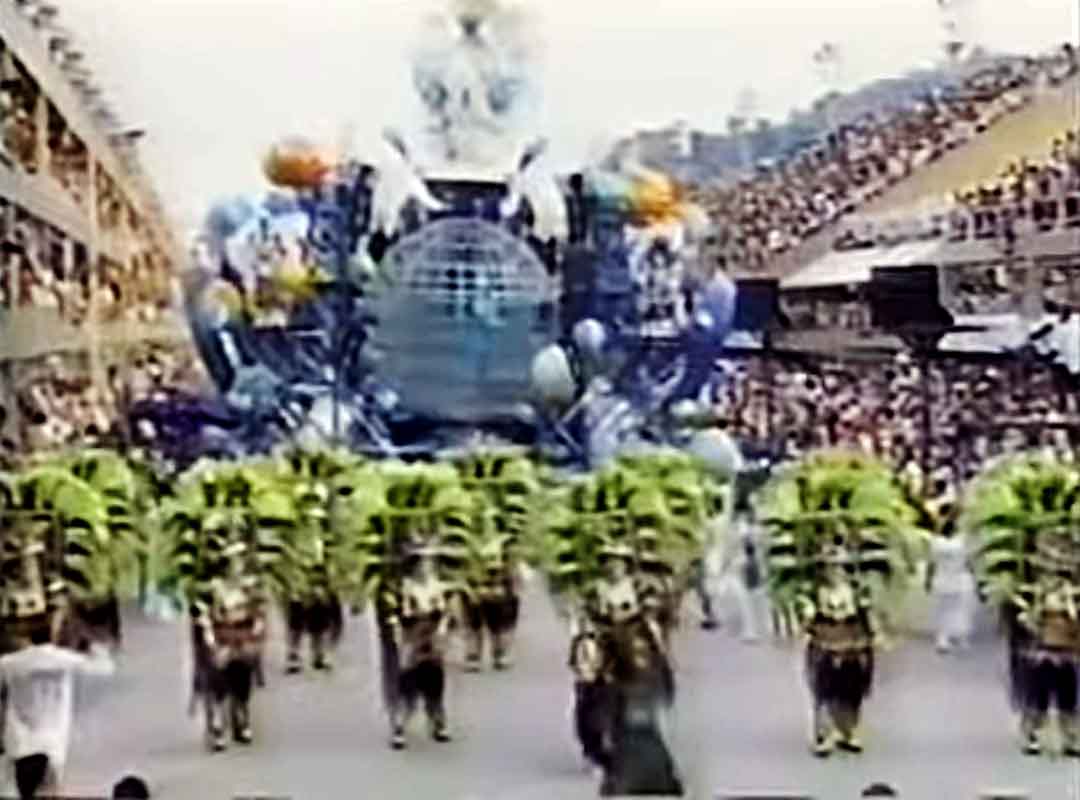 <p>Com o dia claro, a Mocidade trouxe o enredo “Criador e Criatura”, do carnavalesco Renato Lage, e carimbou o título em 1996. A Comissão e Frente representava os Franksteins, que impressionaram pela caracterização e foram coreografados por Cláudia Ribeiro. </p>
