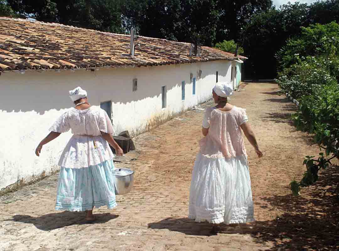 <p>Na África, mulheres já vendiam alimentos como forma de autonomia. No Brasil, essa prática se manteve, garantindo às escravizadas não apenas renda, mas também protagonismo social. Assim, o comércio ambulante foi herança e resistência.</p>
