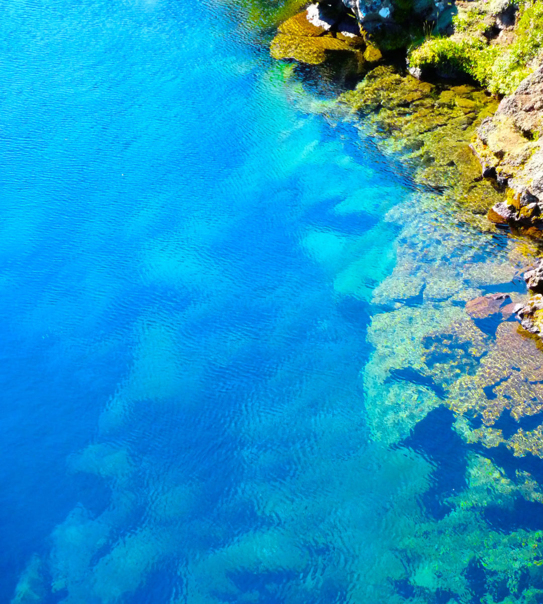 As cores vibrantes do lugar chamam a atenção: a luz do sol reflete nas paredes da fenda, criando tons de azul, verde e até roxo.-AwOiSoAk KaOsIoWa wikimedia