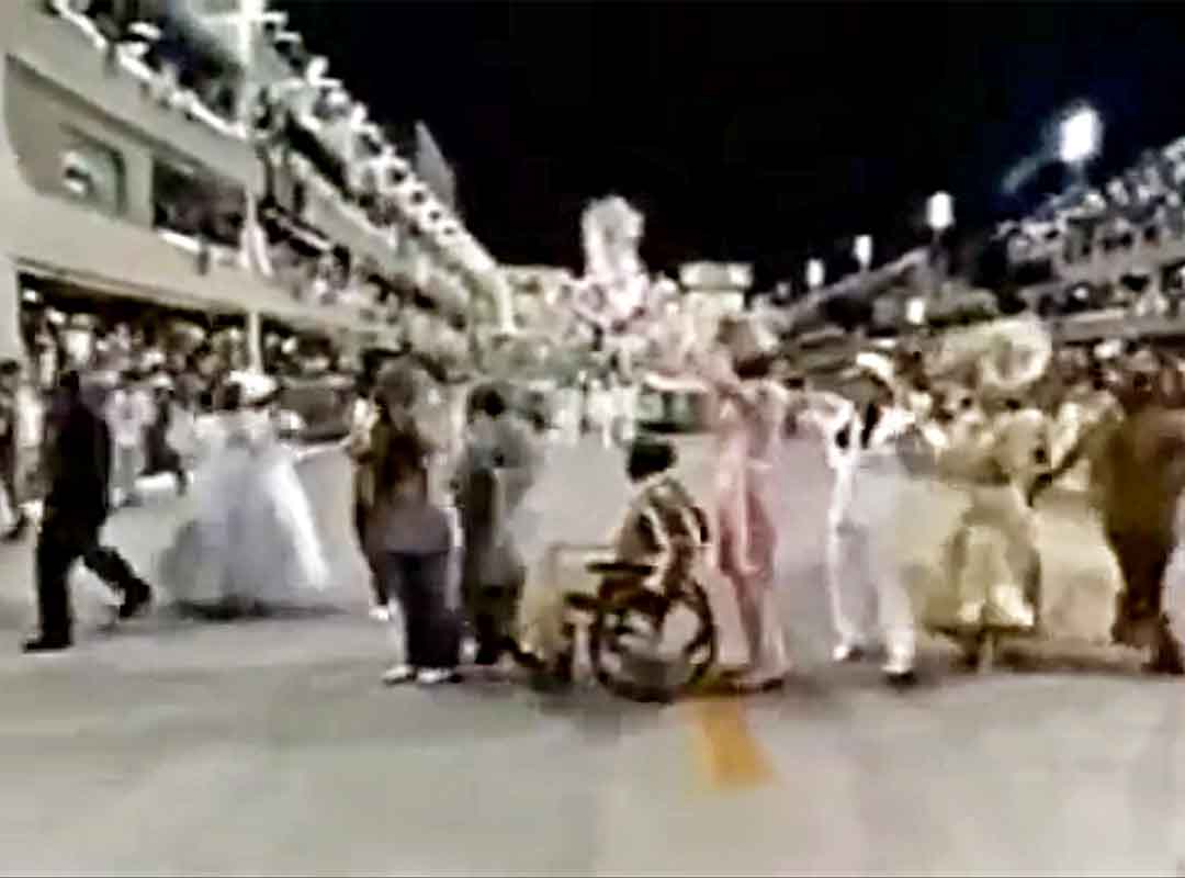 <p>A Comissão de Frente da Mangueira, em 1999, entrou para a história do Carnaval carioca. Coreografada por Carlinhos de Jesus, os componentes representavam Pixinguinha, Donga, Sinhô, Cartola, Nelson Cavaquinho, Candeia, Ismael Silva, Natal, Mestre Fuleiro, Tia Ciata, Clara Nunes, Clementina de Jesus e Carmem Miranda. A caracterização marcou época e impressionou pela semelhança com os baluartes do samba.</p>
