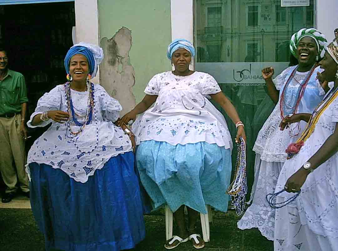 Além disso, as baianas das escolas contribuem para a tradicional 