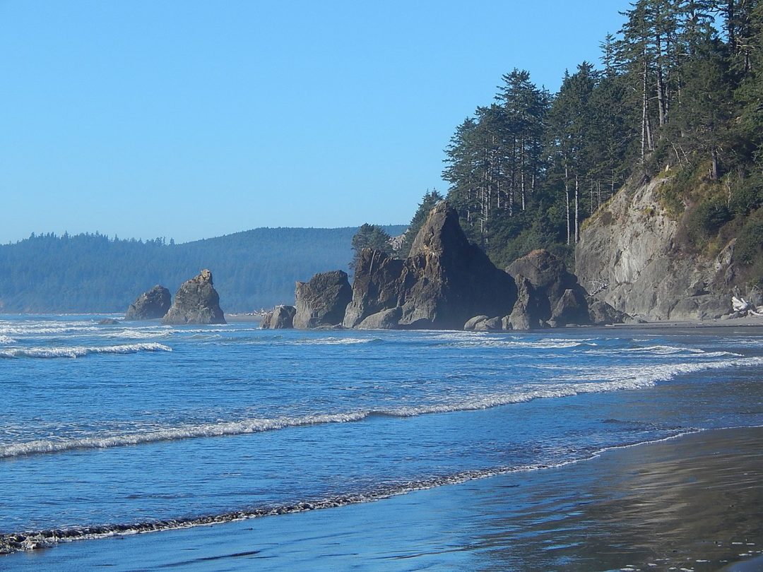 17) Ruby Beach (Parque Nacional Olímpico, EUA): Localizada na costa sudoeste da Península Olímpica em Washington, essa praia é um espetáculo natural. O lugar chama a atenção pelas suas areias com tons avermelhados e as formações rochosas que surgem no mar.
