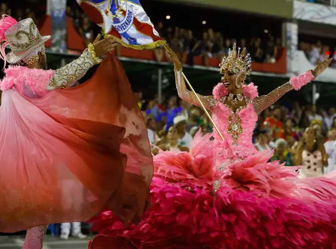 Por outro lado, outras pesquisas apontam que a origem se encontra no Brasil Colônia, nas festas populares ou no sepultamento de negros importantes. As tribos africanas eram identificadas por panos coloridos presos na ponta de paus, formando uma espécie de bandeira nessas ocasiões.