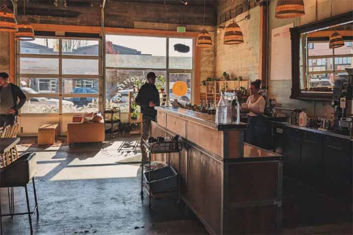 O Golden Coffee, na BielorrÃºssia. Ã© um dos poucos estabelecimentos em Minsk que funciona 24 horas por dia. Procura apresentar as melhores mÃºsicas e DJs populares da cidade. Por muitos anos este cafÃ© permanece popular, com a vida a todo vapor dia e noite.