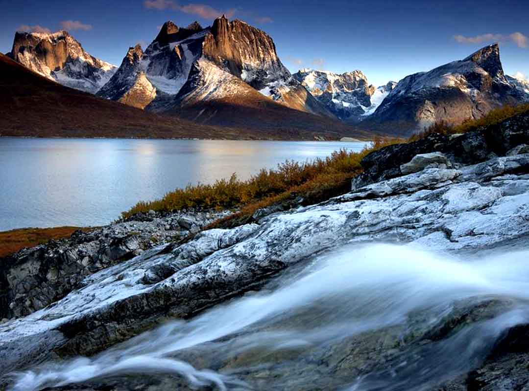 Fiorde The Tasermiut - GroenlÃ¢ndia - Com 70 km de extensÃ£o, no sul da GroenlÃ¢ndia, tem assentamentos Ã  sua margem e atrai a passagem de navios que sÃ£o feitos especialmente para entrar em locais gelados onde outros nÃ£o conseguiriam. No assentamento Tasiusaq, fundado em 1933, havia cerca de 90 habitantes no Censo local de 2010. E existe um heliporto para transporte aÃ©reo.