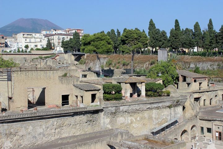 Todos esses detalhes vieram de um conjunto de mais de 1,8 mil rolos de pergaminho encontrados no século 18 na Vila dos Papiros, em Herculano, uma antiga cidade romana.