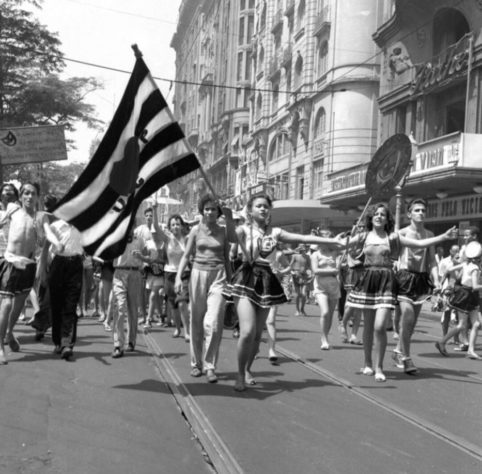 Colecionador brasileiro guarda acervo que conta a história do Carnaval do Rio