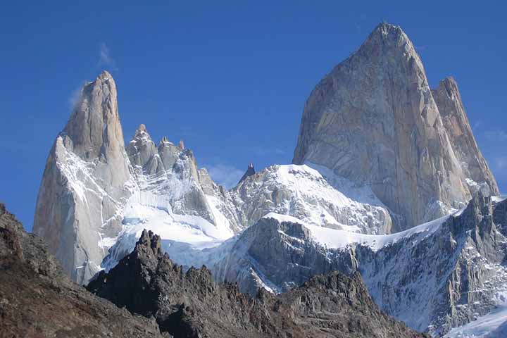 A região também abriga o Monte Fitz Roy, frequentemente coberto por neblina; um ícone para alpinistas e fotógrafos.