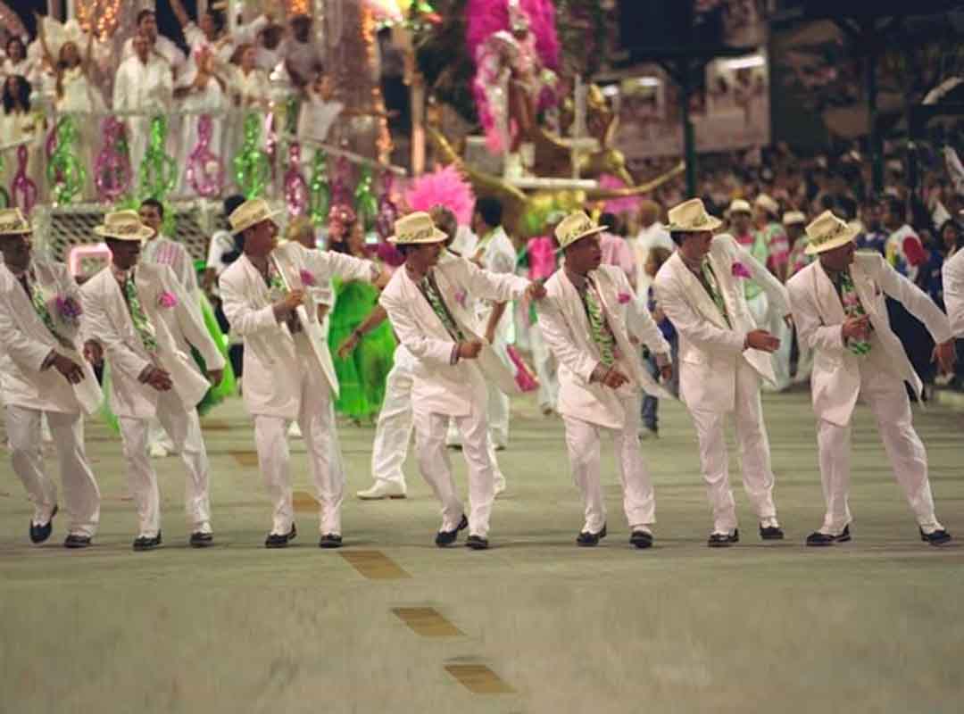 <p>Conhecida como uma escola que se dá bem com homenagens, a Mangueira exaltou a vida e obra de Chico Buarque e conquistou o título em 1998, ao lado da Beija-Flor. Quinze malandros vieram na Comissão de Frente com uma caracterização e leveza que garantiram a nota 10. O coreógrafo foi Carlinhos de Jesus. </p>
