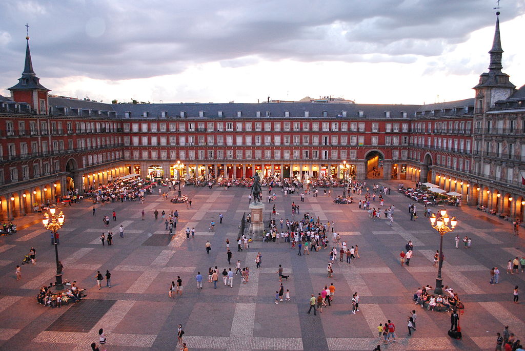 Na Espanha, aliás, as praças são lugares de grande relevância. Geralmente amplas e centralizadas, atraem os moradores para atividades do dia a dia e os turistas para lazer e integração com a cultura regional. O próprio nome - Plaza de España - existe em algumas cidades-Author	Sebastian Dubiel wikimedia commons