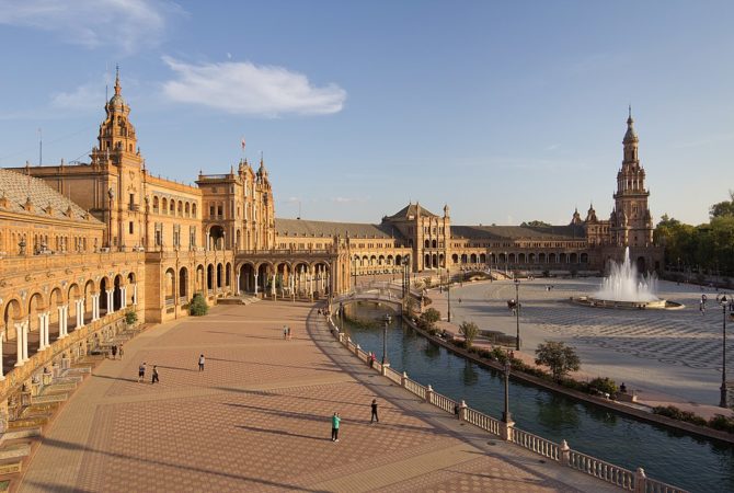 As mais belas praças da Espanha; história e turismo