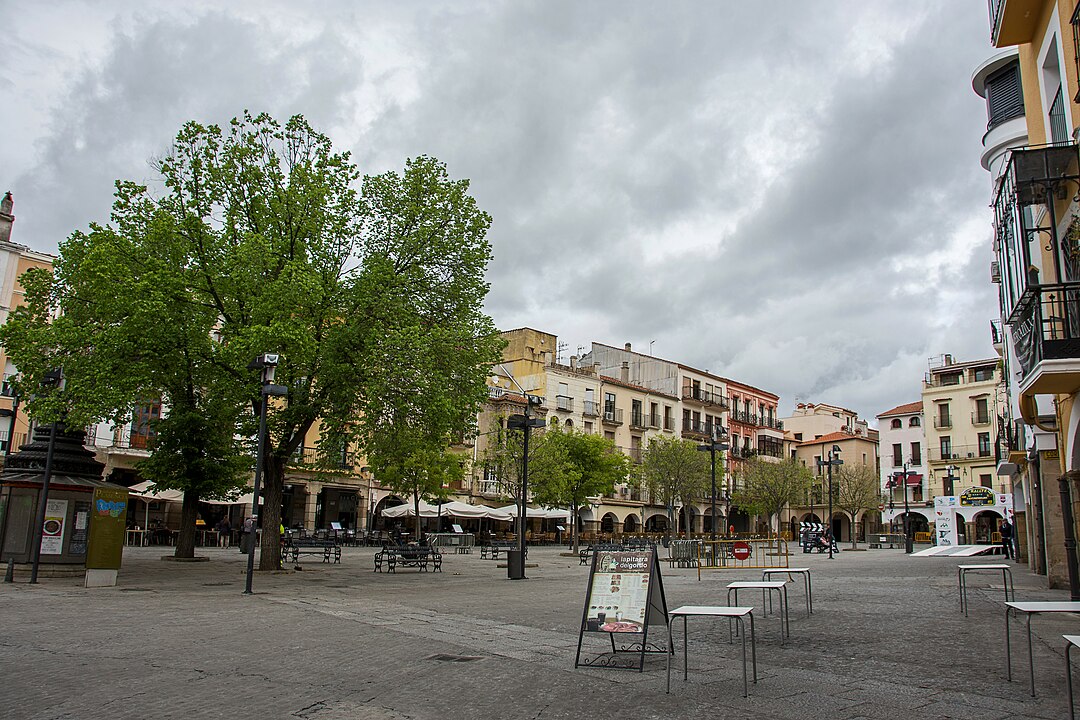 A cidade de Plasencia, na provÃ­ncia de CÃ¡ceres, comunidade autÃŽnoma da Estremadura, tambÃ©m tem uma Plaza Mayor. Datada do sÃ©culo 12, ainda preserva uma atmosfera medieval. Da praÃ§a saem 7 ruas e cada uma delas faz ligaÃ§Ã£o com uma porta da muralha que protegia a cidade de invasores. -Anual wikimedia commons