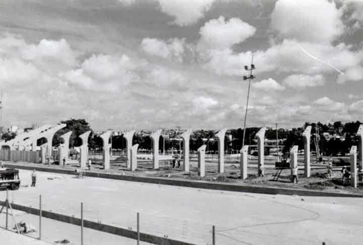 Antes do Sambódromo, entre 1977 e 1991, era na Avenida Tiradentes que as Escolas de Samba desfilavam para os foliões. Em 1993, o Anhembi recebeu o nome de Pólo Cultural e Esportivo Grande Otelo, em homenagem ao sambista e comediante falecido em novembro daquele ano. - Divulgação