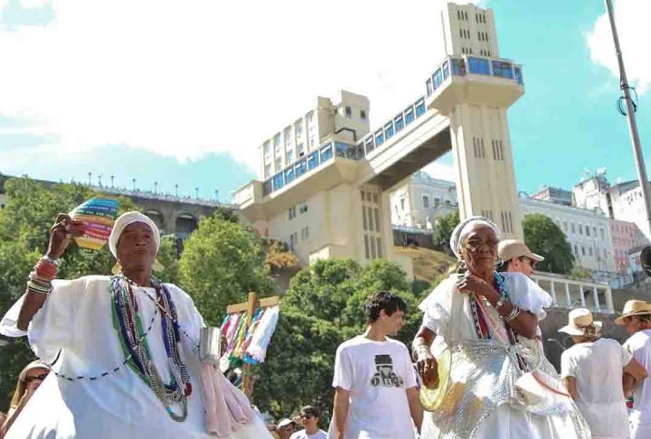 <p>No início dos primeiros desfiles das baianas, as fantasias eram compostas por uma saia rodada, uma bata, um pano de costas e o corpete. No entanto, a criatividade brasileira fez com que cada vez mais as baianas participassem do desfile de acordo com o tema que a escola faz no ano. </p>
