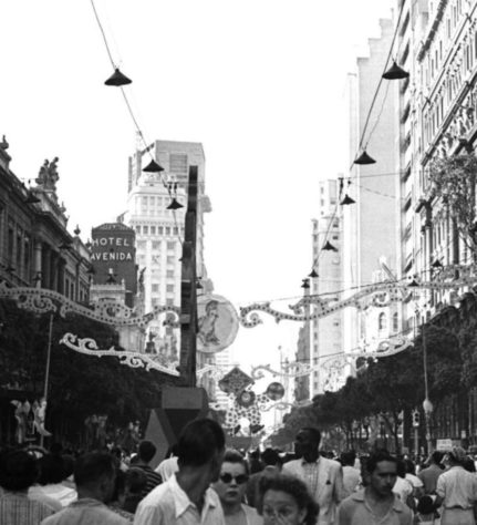 Colecionador brasileiro guarda acervo que conta a história do Carnaval do Rio