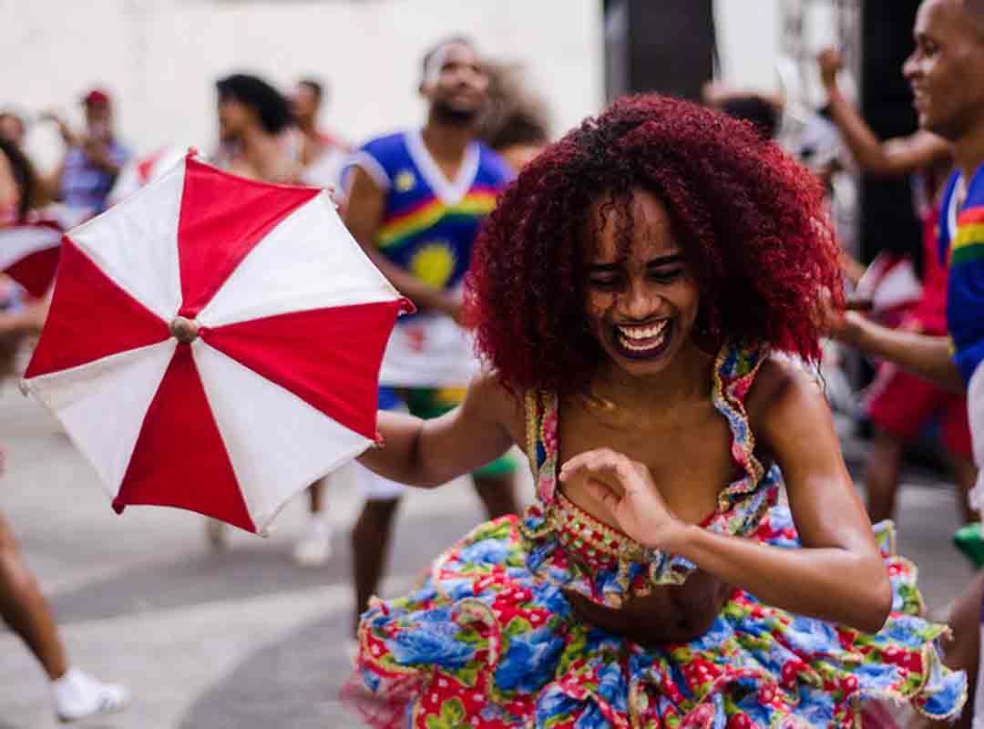 O frevo é rico em espontaneidade e improvisação. Ele permite ao dançarino criar os passos mais variados, desde os simples aos mais malabarísticos, possíveis e imagináveis. E, assim, executam, às vezes, verdadeiras acrobacias que chegam a desafiar as leis do equilíbrio.