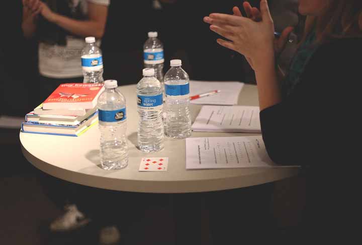 A análise concluiu que em um litro de água mineral engarrafada há 240 mil fragmentos de plástico. 
