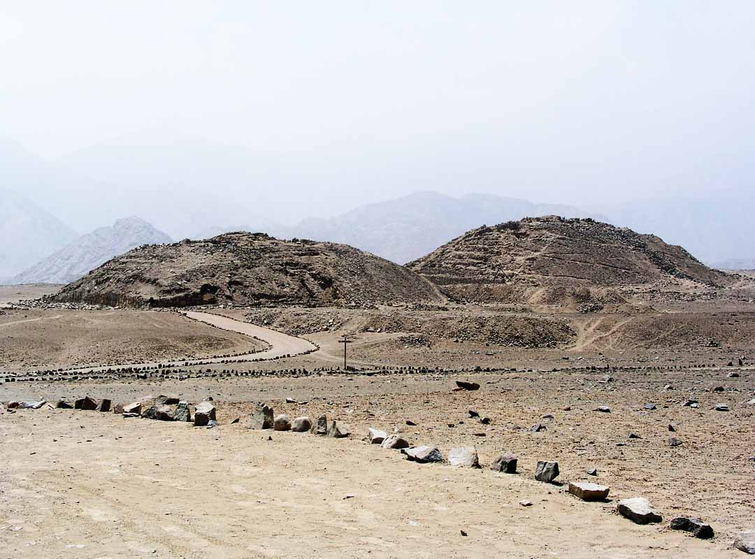 Caral é um sítio arqueológico fascinante localizado no Peru e é amplamente reconhecido como o berço da civilização mais antiga da América. Com uma história que remonta a mais de 5 mil anos, ocupa uma área de cerca de 66 hectares e abriga várias estruturas impressionantes, incluindo pirâmides, praças e residências.