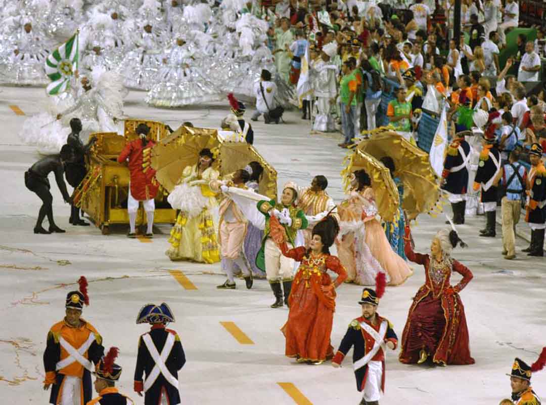 <p>Em 2008, Fábio de Mello voltou a se destacar, desta vez em outra verde e branca, a Mocidade. Com máscaras incríveis para representar membros da família real, a apresentação chamou a atenção do público. A entrada foi luxuosa com a transformação de um passeio para um cortejo dos lusitanos. </p>
