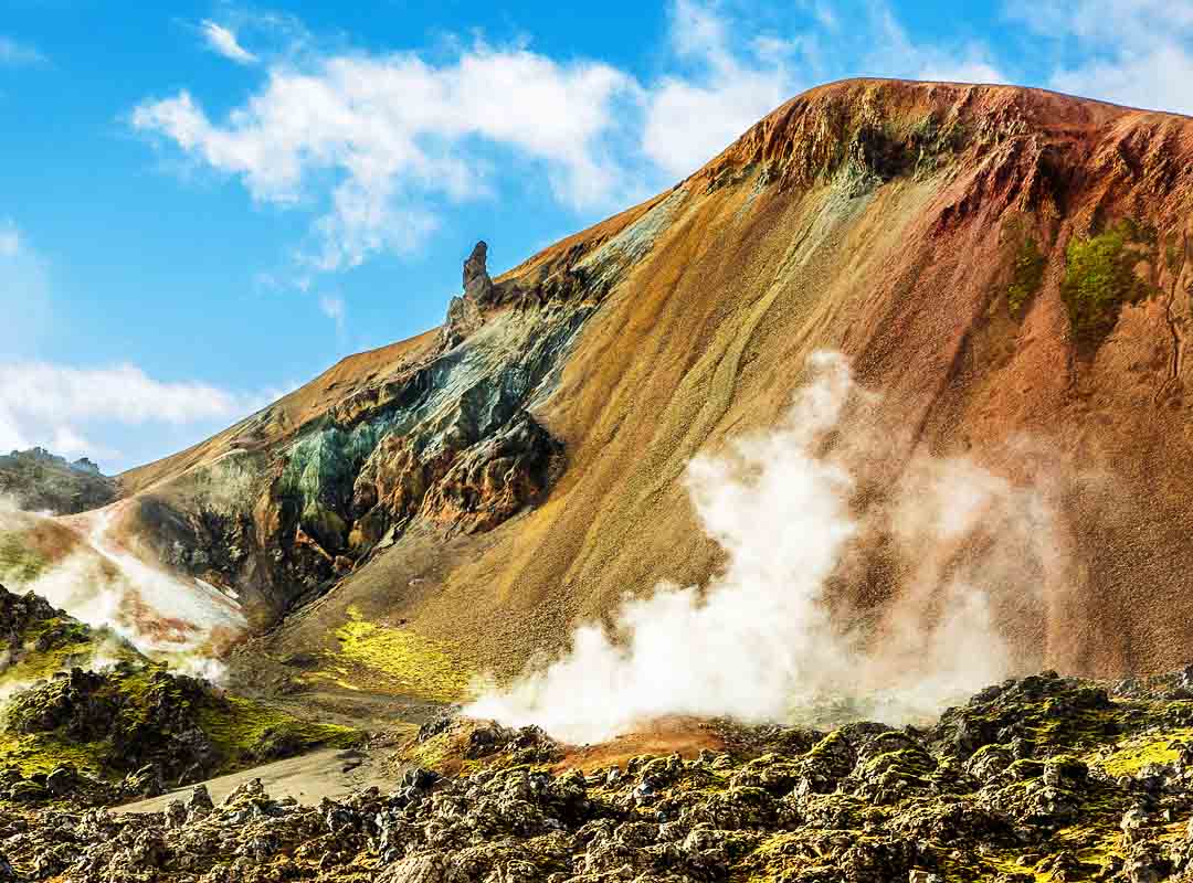 Landmannalaugar, Islândia: É uma área vulcânica de alta altitude localizada na Reserva Natural Fjallabak, a norte da vasta caldeira Laugahraun. Além dos vales verdejantes, o lugar é conhecido pela sua paisagem montanhosa multicolorida com picos de riolito e obsidiana.