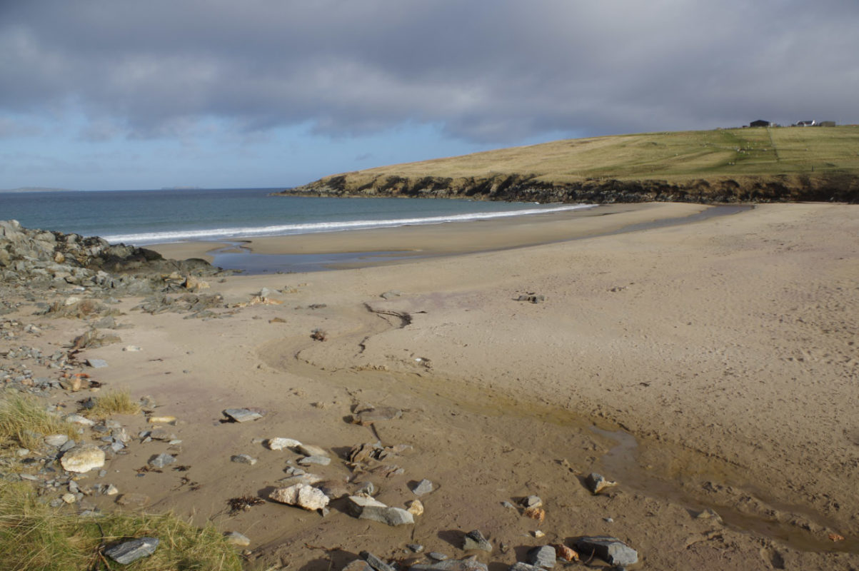 12) West Beach (Hébridas Exteriores, Escócia): A praia fica localizada em uma pequena ilha desabitada no arquipélago de Treshnish, na costa oeste da Escócia. O lugar é conhecido por sua beleza natural intocada, com areia branca fina, águas cristalinas e vistas deslumbrantes do Oceano Atlântico.