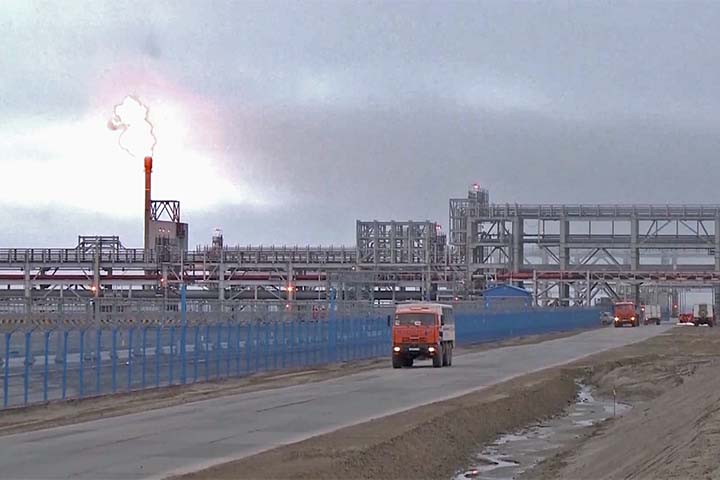 O oleoduto SUMED não apenas desempenha um papel essencial no transporte de petróleo, como também representa um marco de engenharia em infraestrutura energética. Operado pela empresa estatal egípcia, conta com estações de bombeamento ao longo de sua rota, que asseguram a eficiência e segurança na movimentação do petróleo entre o Mar Vermelho e o Mediterrâneo.
